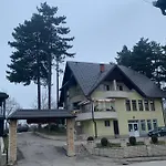 Restoran&motel And Apartmants Lovacka Prica فندق