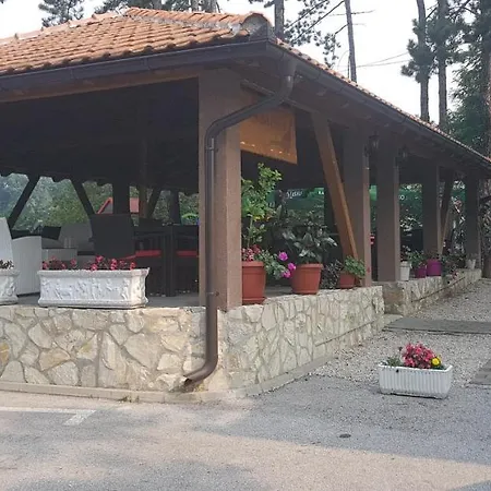 Restoran&motel And Apartmants Lovacka Prica 호텔 Tesanj